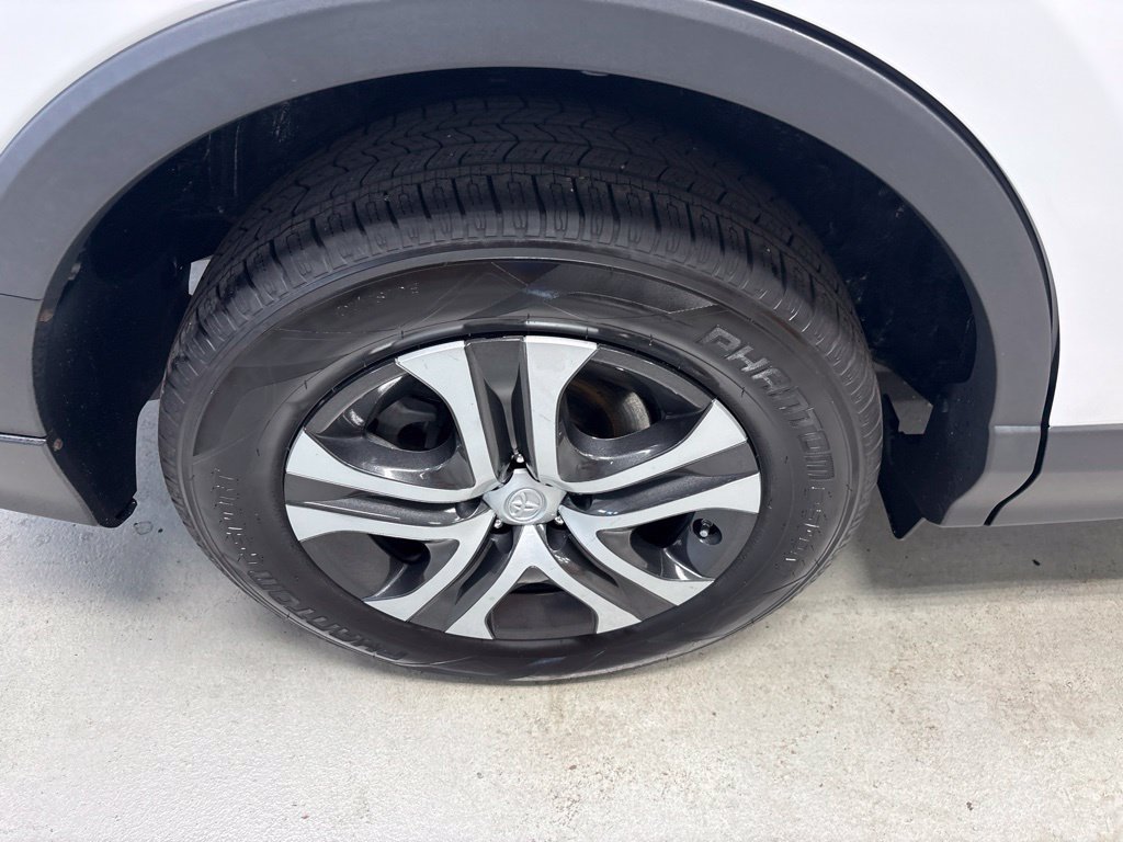 Used 2016 Toyota RAV4 LE AWD/4WD image 3