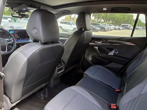 New 2026 Volkswagen Tiguan SE R-Line FWD image 10