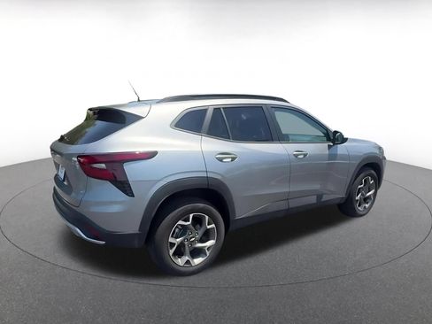 Used 2025 Chevrolet Trax LT FWD image 15
