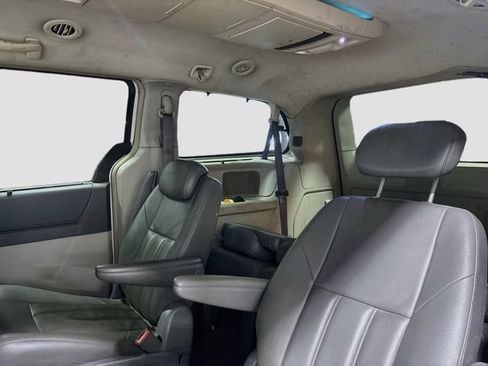Used 2008 Chrysler Town & Country Touring FWD image 12