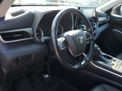 Used 2020 Toyota Highlander XLE AWD/4WD image 21