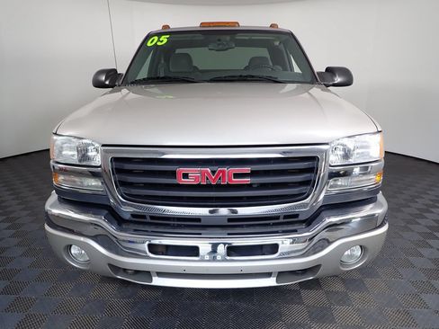 Used 2005 GMC Sierra 3500 SLE w/ Heavy-Duty Power Package AWD/4WD image 9