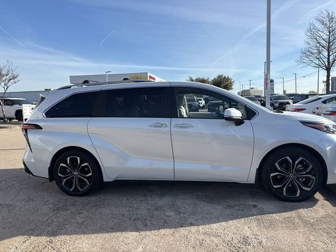 Used 2025 Toyota Sienna Platinum image 3