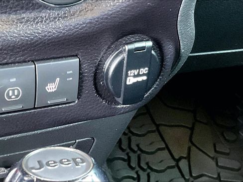 Used 2016 Jeep Wrangler Unlimited Sahara w/ Connectivity Group AWD/4WD image 31