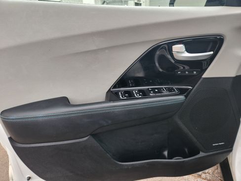 Used 2019 Kia Niro EX Premium image 6
