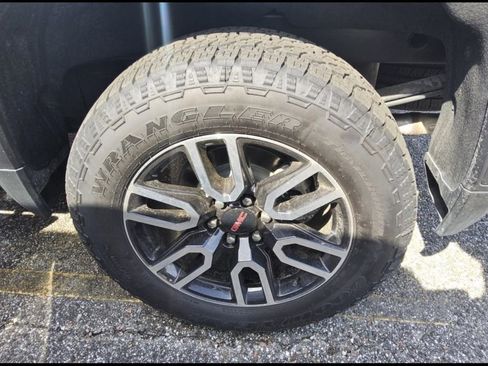 Used 2025 GMC Sierra 1500 AT4 w/ AT4 Premium Package AWD/4WD image 6