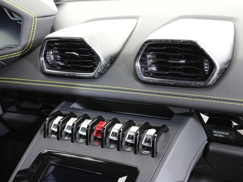 Used 2021 Lamborghini Huracan EVO RWD image 34