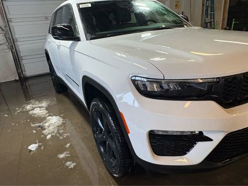 New 2025 Jeep Grand Cherokee Limited w/ Black Appearance Package AWD/4WD image 2
