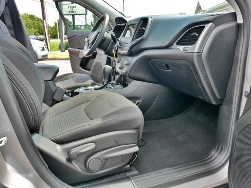 Used 2019 Jeep Cherokee Latitude w/ Popular Appearance Group AWD/4WD image 12