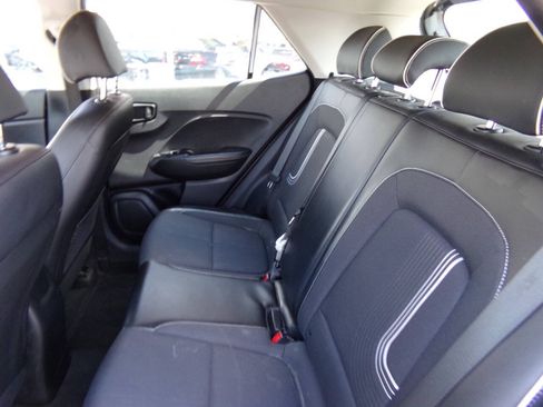 Used 2023 Hyundai Venue Limited FWD image 8