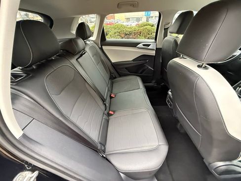 Used 2025 Volkswagen Taos SE image 36