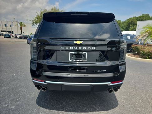 Used 2025 Chevrolet Suburban Premier AWD/4WD image 4