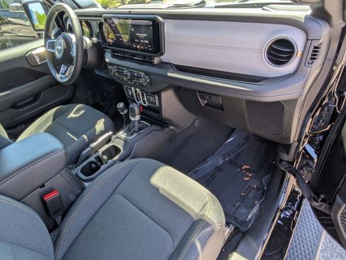 Used 2025 Jeep Wrangler Sahara AWD/4WD image 37
