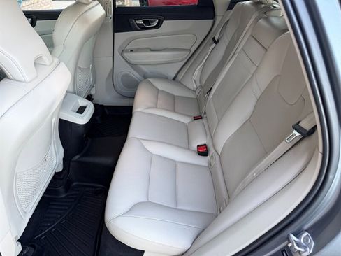 Used 2020 Volvo XC60 T6 Momentum image 11