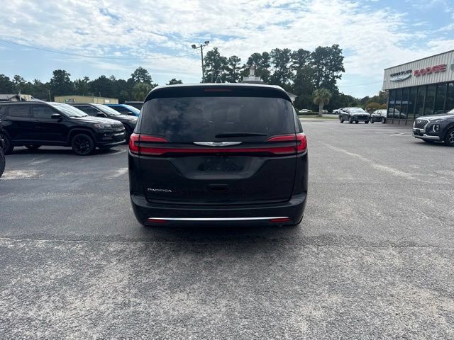 Used 2024 Chrysler Pacifica Touring-L FWD image 4