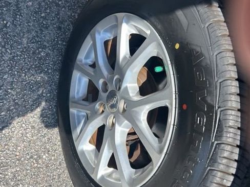 Used 2014 Jeep Cherokee Latitude w/ Comfort/Convenience Group image 8