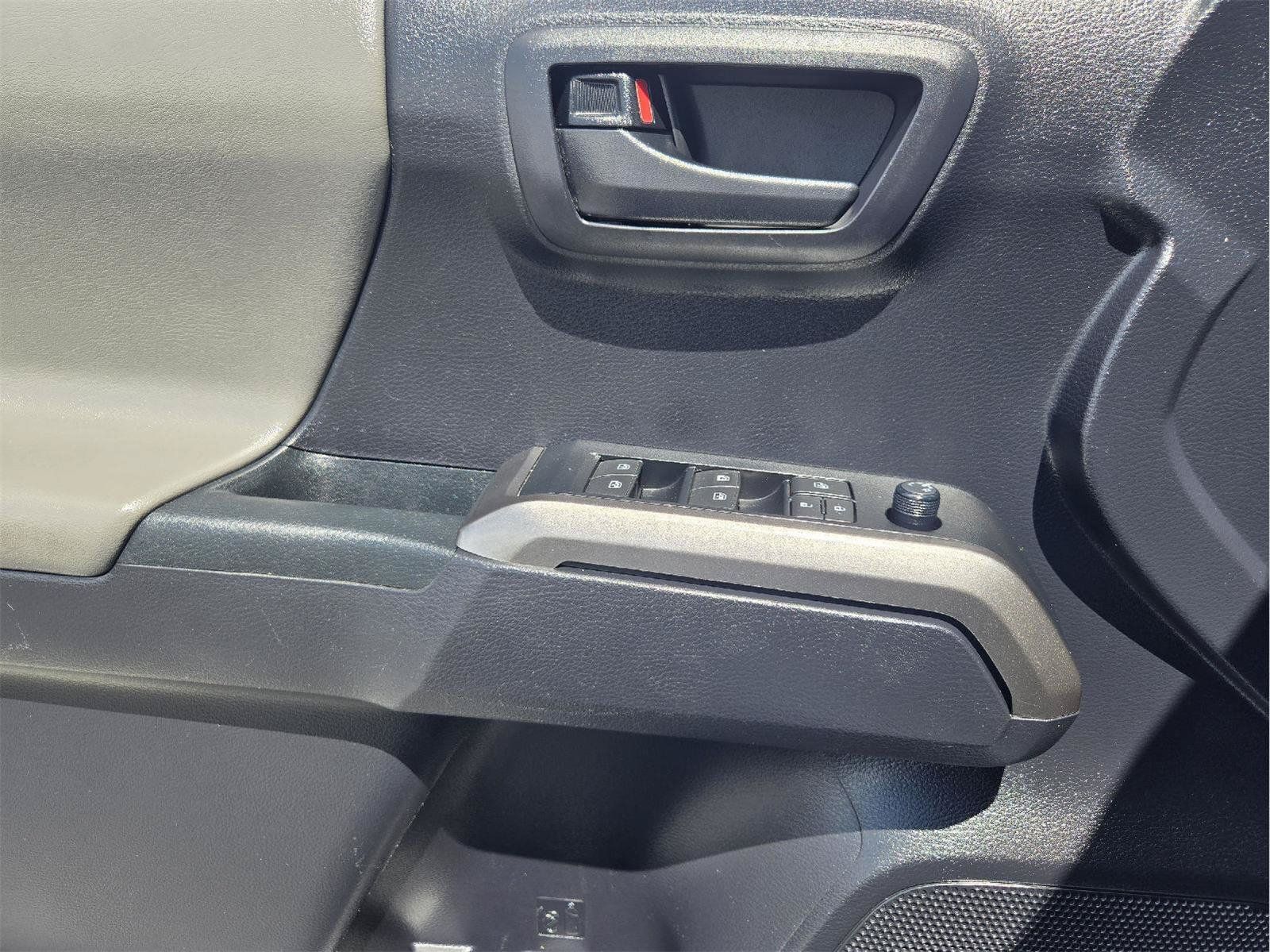 Used 2020 Toyota Tacoma SR5 w/ SR5 Appearance Package (SM) RWD image 19