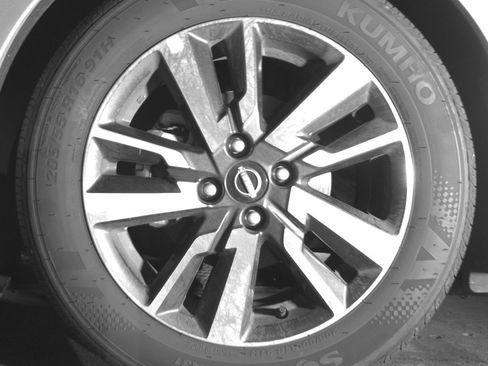 Used 2025 Nissan Versa SV image 12