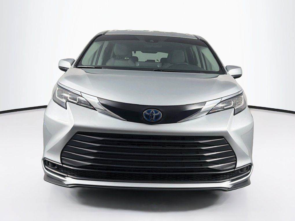 Used 2022 Toyota Sienna LE FWD image 2