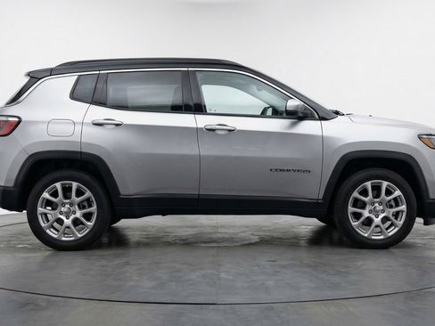 Used 2025 Jeep Compass Limited AWD/4WD image 9