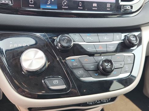 Used 2024 Chrysler Pacifica Touring-L FWD image 20