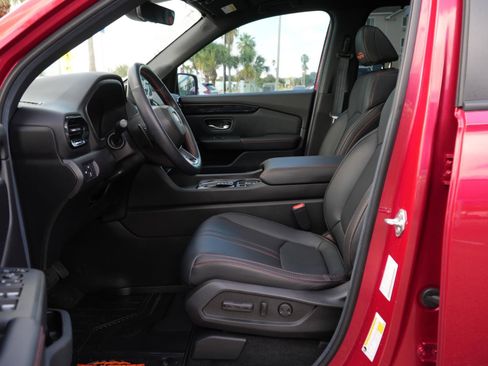 Used 2025 Honda Pilot TrailSport image 15