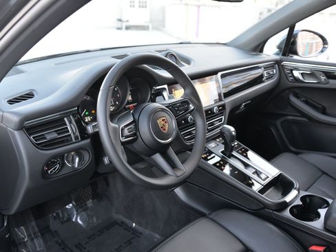 Certified 2025 Porsche Macan image 4