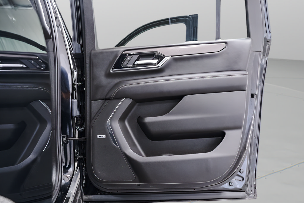 Used 2025 GMC Yukon XL Elevation w/ LPO, Yukon Black Package AWD/4WD image 21