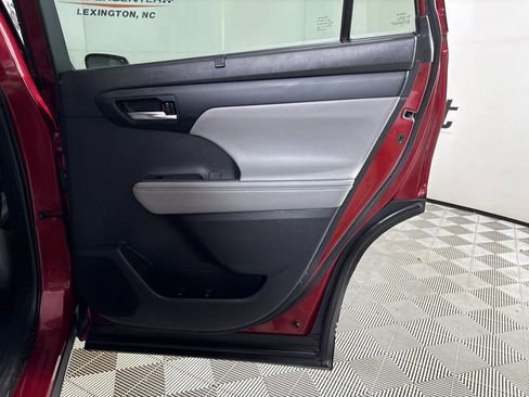 Used 2020 Toyota Highlander XLE image 30