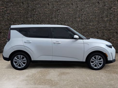 Used 2024 Kia Soul LX FWD image 3