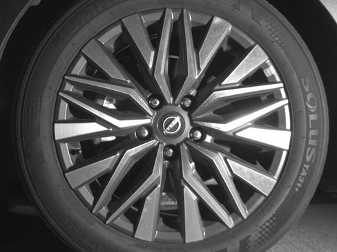 Used 2025 Nissan Altima 2.5 SV FWD image 12