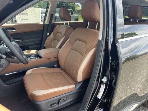 New 2026 Nissan Pathfinder Platinum FWD image 17