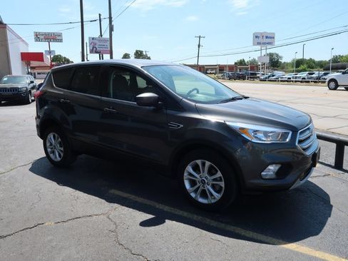 Used 2019 Ford Escape SE FWD image 2