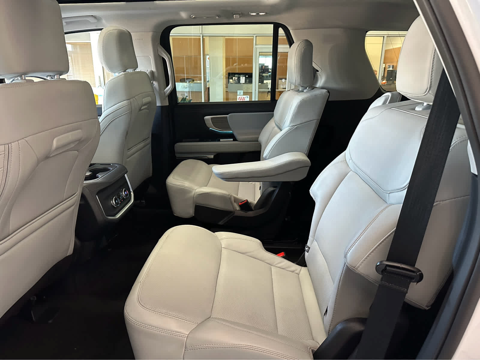 Certified 2025 Ford Expedition Platinum AWD/4WD image 35