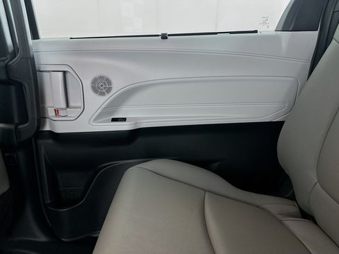 Used 2026 Toyota Sienna XLE FWD image 33