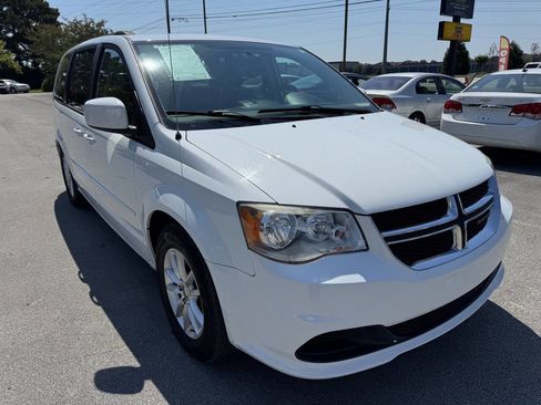 Used 2016 Dodge Grand Caravan SXT image 4