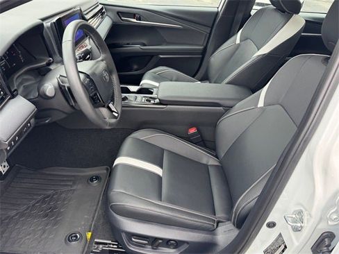 Used 2025 Toyota Camry SE w/ Convenience Package image 9