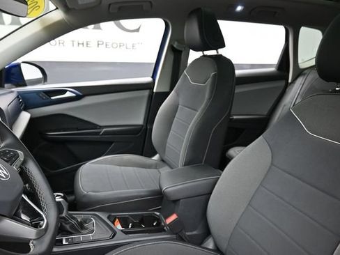 Used 2023 Volkswagen Taos SE w/ Panoramic Sunroof Package FWD image 17