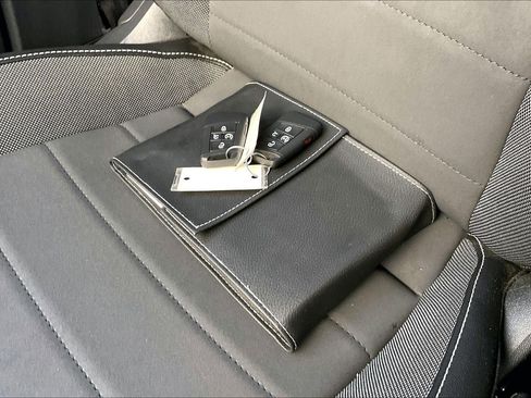 Certified 2022 Volkswagen Taos SE w/ Panoramic Sunroof Package image 11