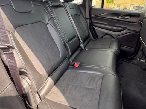 Used 2025 Jeep Grand Cherokee Altitude AWD/4WD image 14