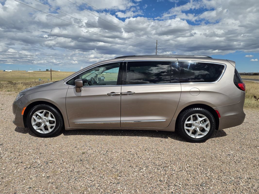 Used 2017 Chrysler Pacifica Touring-L w/ Tire & Wheel Group FWD image 2