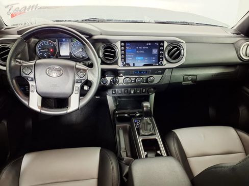 Used 2022 Toyota Tacoma TRD Off-Road w/ Technology Package AWD/4WD image 12