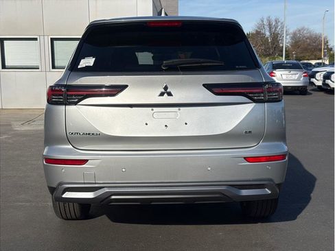Used 2025 Mitsubishi Outlander SE image 6