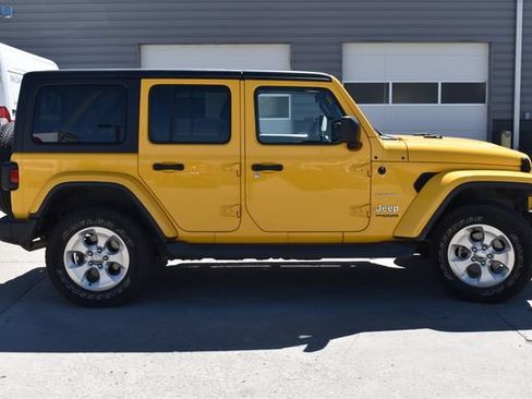 Used 2018 Jeep Wrangler Unlimited Sahara AWD/4WD image 4