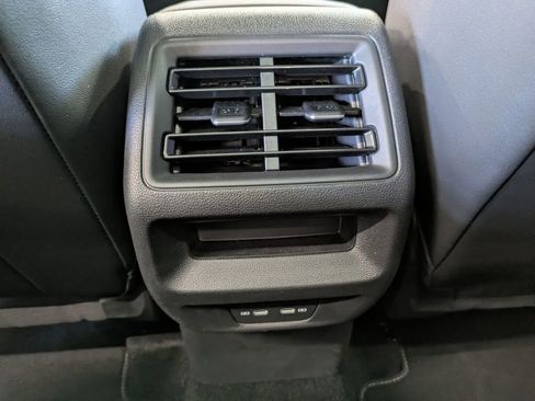 Certified 2025 Volkswagen Tiguan SE w/ Panoramic Sunroof Package AWD/4WD image 32