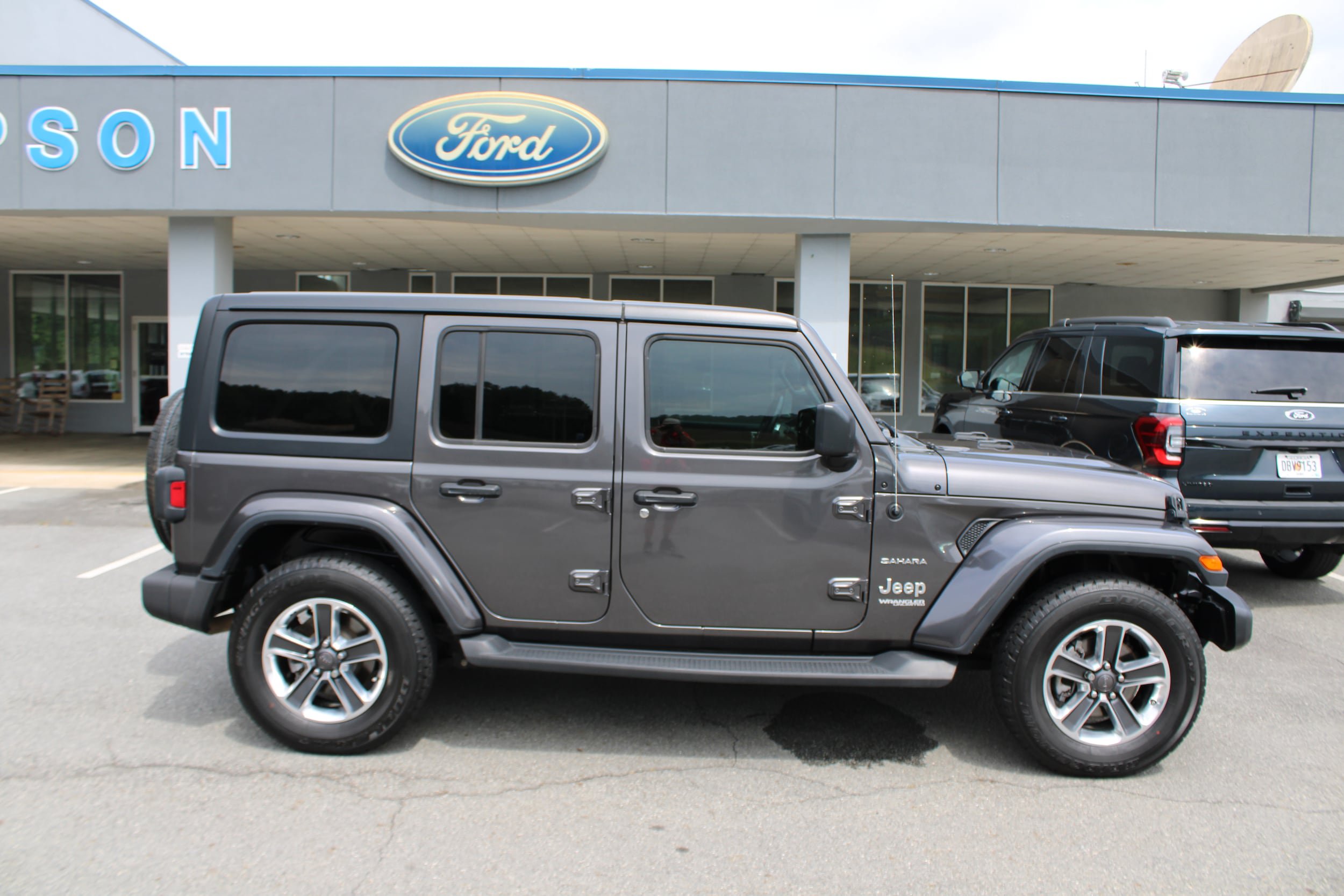 Used 2018 Jeep Wrangler Unlimited Sahara AWD/4WD image 2