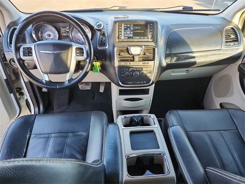 Used 2014 Chrysler Town & Country Touring image 18