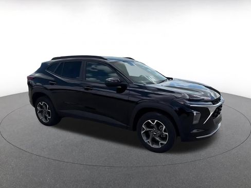 Used 2025 Chevrolet Trax LT w/ LT Convenience Package FWD image 2