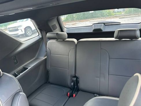 Used 2023 Chevrolet Traverse Premier FWD image 15