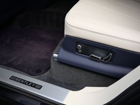 Used 2023 Bentley Bentayga Extended Wheelbase AWD/4WD image 19